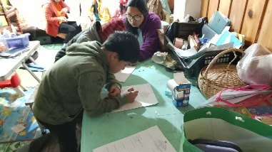 A learner accomplishing schoolwork at home during a period of disrupted face-to-face instruction. Photo credit: Eloisa
